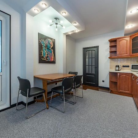 Modern 3 Bedroom Apartment Kyiv Exterior foto