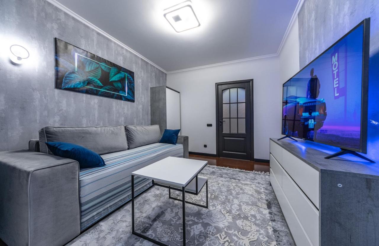 Modern 3 Bedroom Apartment Kyiv Exterior foto