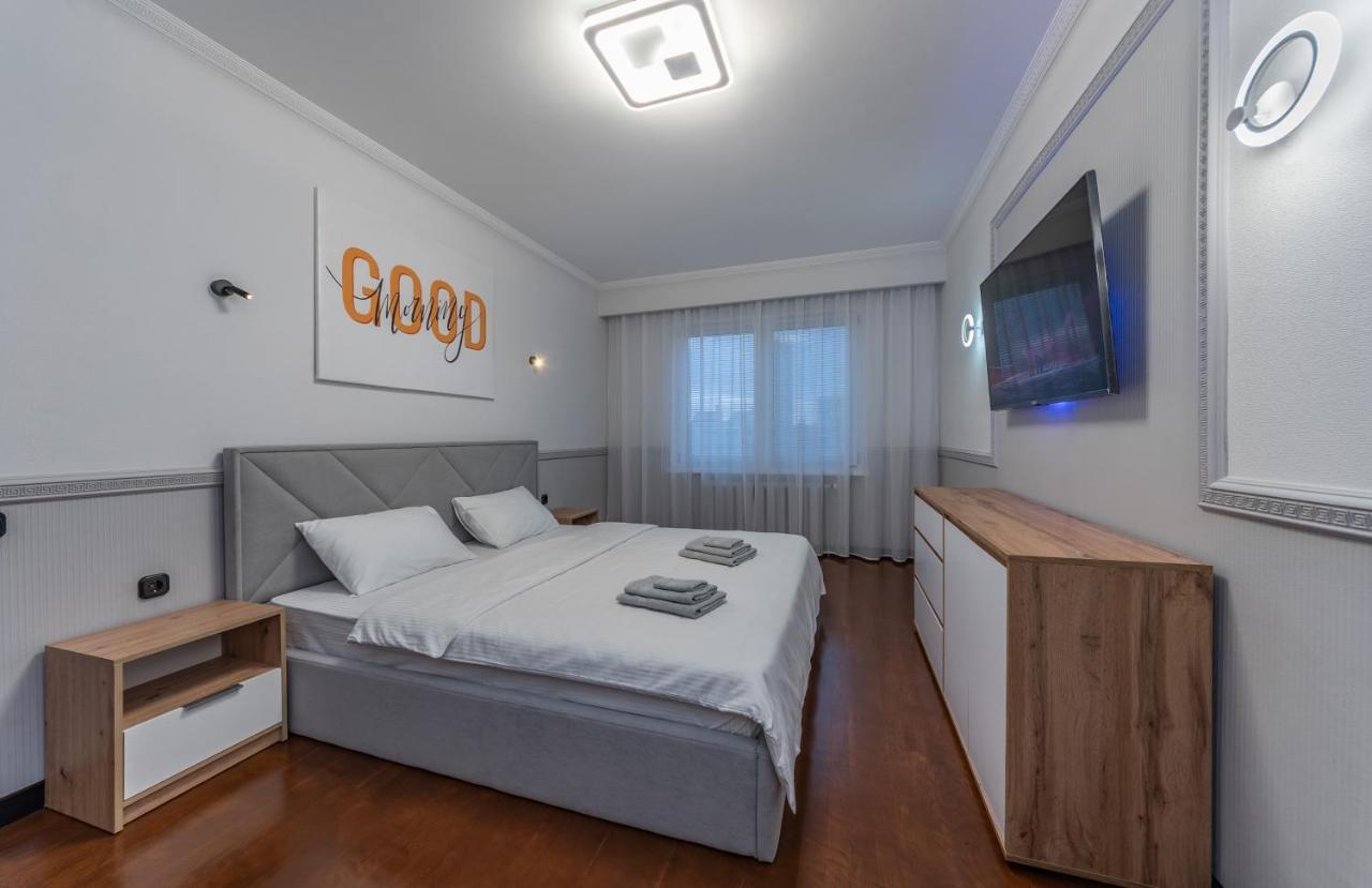 Modern 3 Bedroom Apartment Kyiv Exterior foto