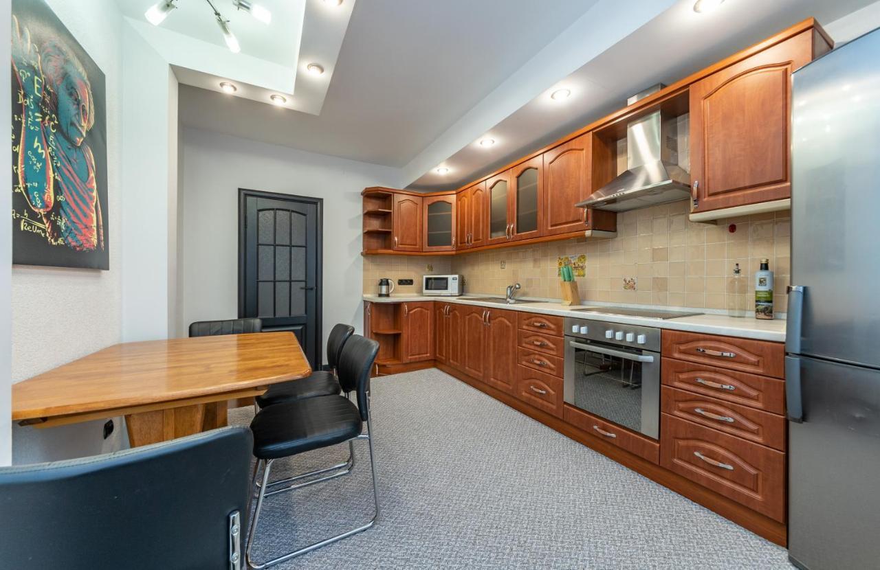 Modern 3 Bedroom Apartment Kyiv Exterior foto