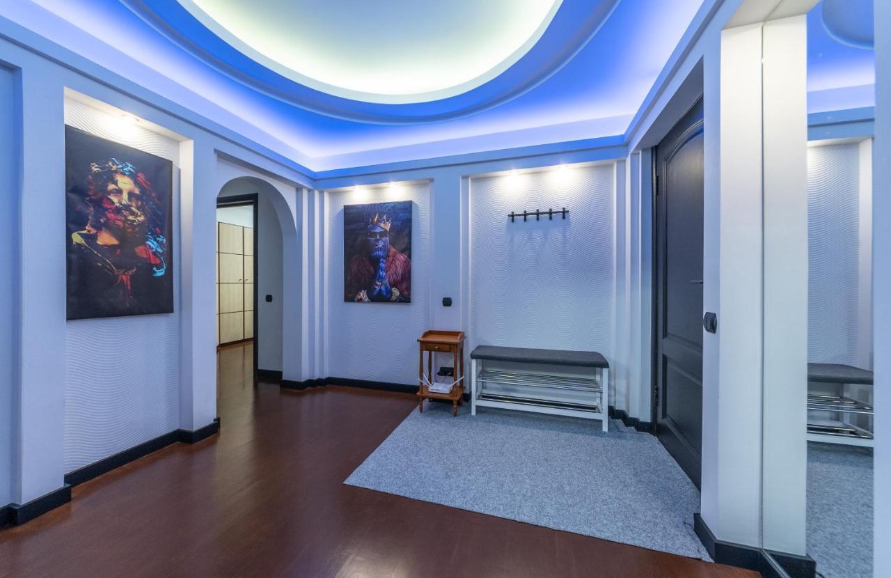 Modern 3 Bedroom Apartment Kyiv Exterior foto